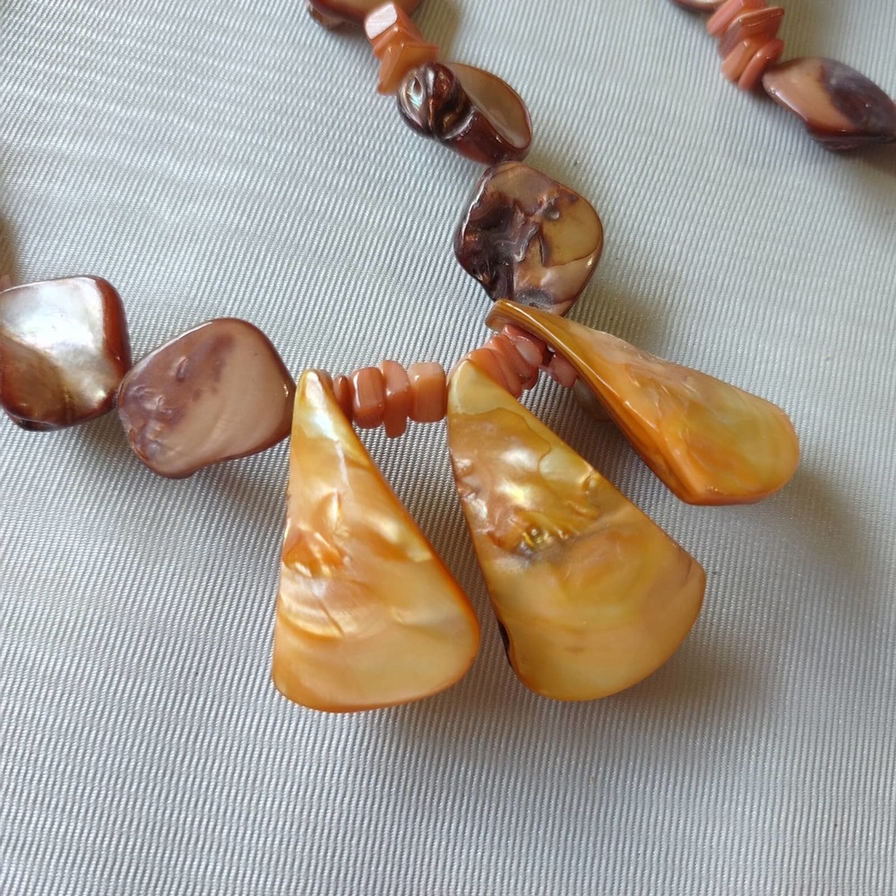 Mother of Pearl Shell Chip Iridescent Golden Copper Jewelry Set - Picture 7 of 10